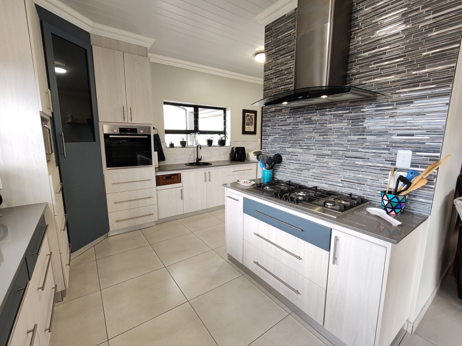 3 Bedroom Property for Sale in Avonddans Western Cape